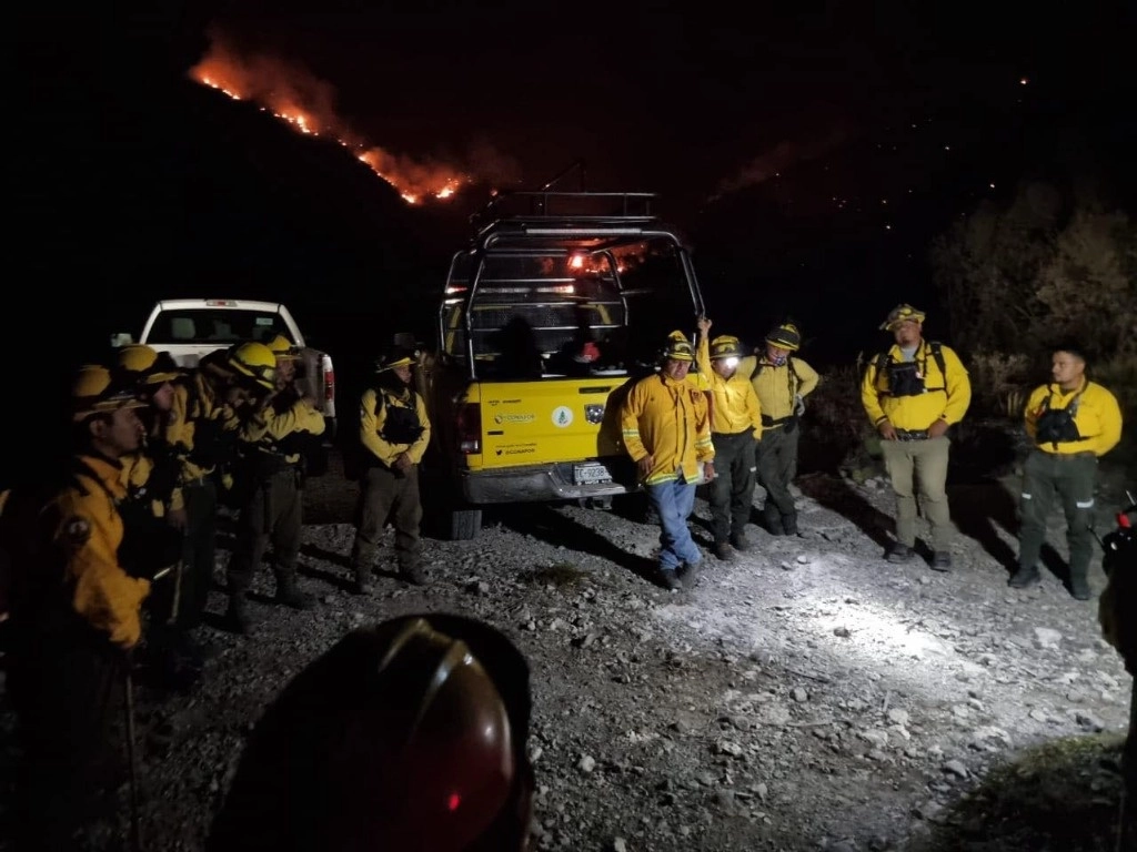 Un total de 120 brigadistas combaten el incendio forestal en La Peña, municipio de Matehuala, SLP. Foto Tomada de https://www.facebook.com/proteccioncivil.slp/ / Archivo