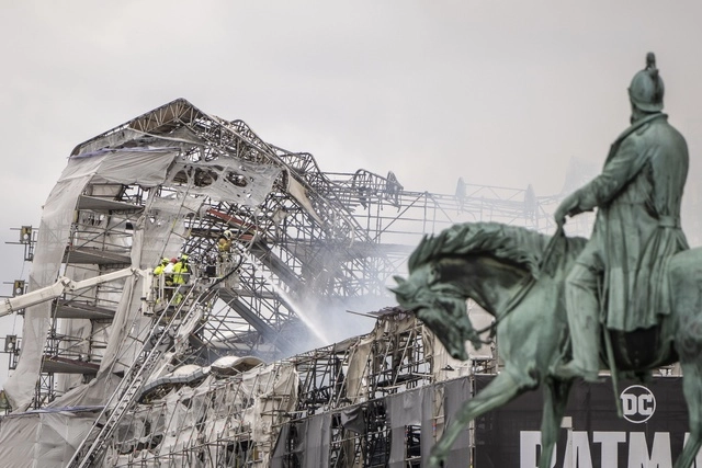 Bomberos controlan el incendio que arrasó con el emblemático edificio de la antigua Bolsa de Copenhague. Foto Ap