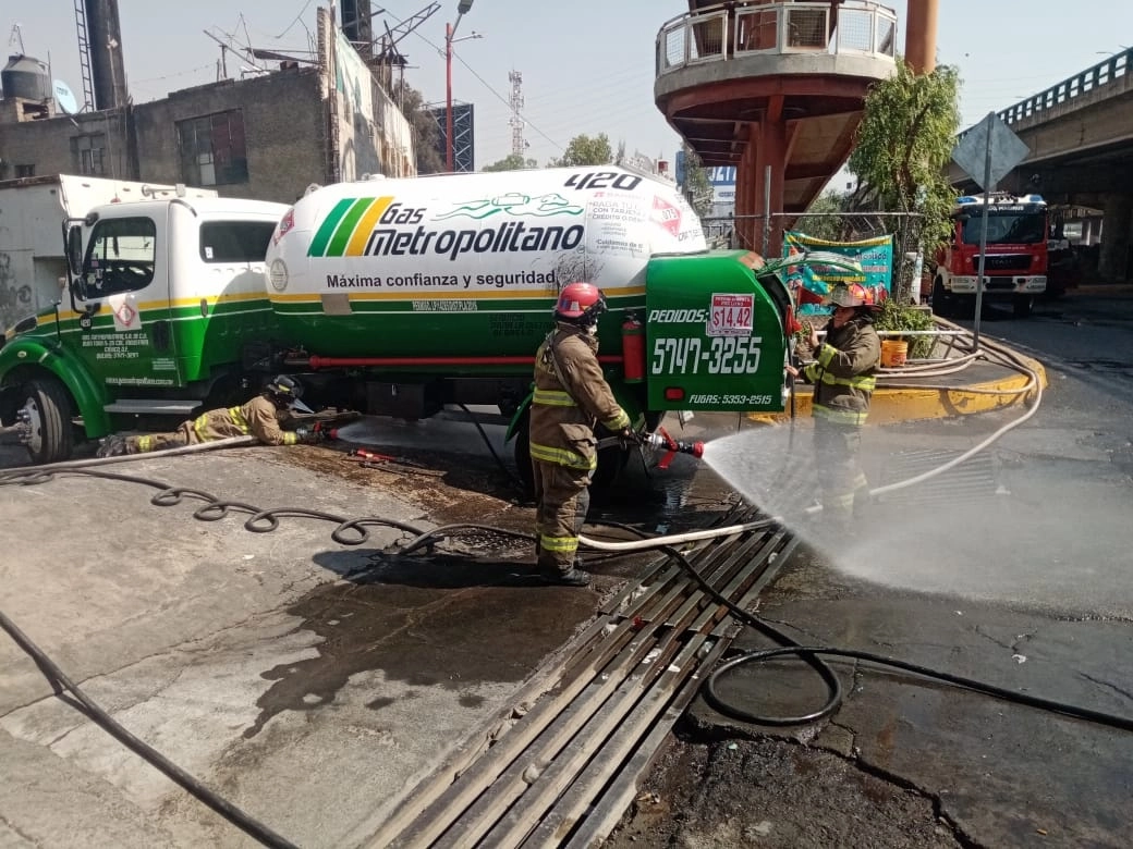Protección Civil de Tlalnepantla controló una fuga en una pipa de gas en San Juan Ixhuatepec. Foto La Jornada
