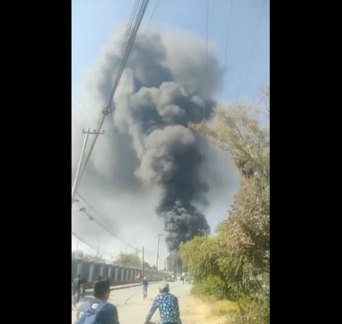 A través del centro de mando C4 se recibió el reporte del incendio y ello permitió que de inmediato se organizara el protocolo de atención al siniestro. Foto Twitter @enriquecapi 