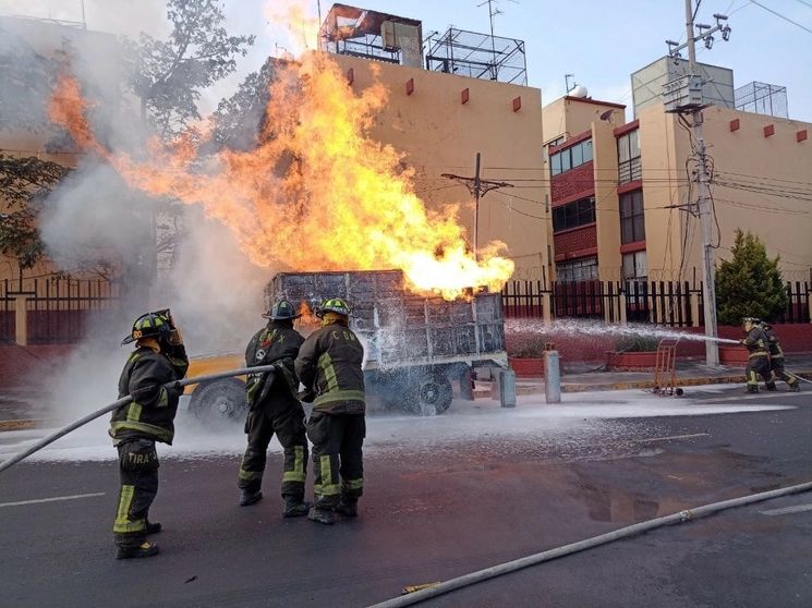 Personal del Heroico Cuerpo de Bomberos atienden el incendio de un camión que transportaba cilindros de gas. Foto red social X @Bomberos_CDMX