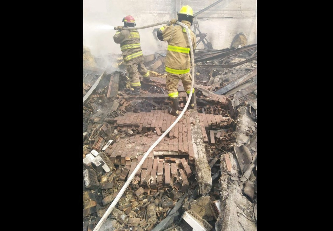 Bomberos controlaron el incendio registrado este sábado en una fábrica de hule espuma en Tlalnepantla. Foto La Jornada