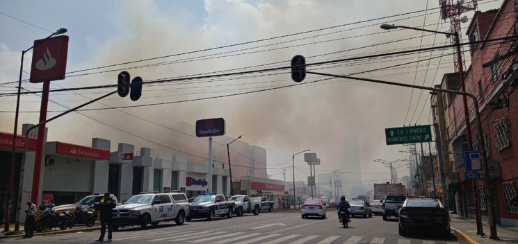 La columna negra de humo fue el detonante para alarmar a empleados y suspender los servicios bancarios. Foto Javier Hernández Chelico