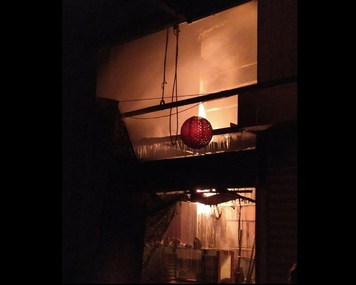 Minutos antes de las seis de la mañana inició un incendio en tres locales del mercado 14 de comidas Tepito. Foto Twitter @Bomberos_CDMX
