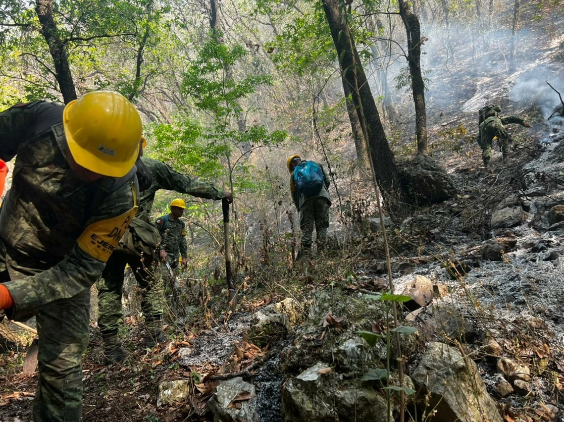 Brigadistas combaten un incendio forestal en Cumbres de Monterrey, el cual registra un 90 por ciento de liquidación y una afectación preliminar de cinco mil hectáreas, en Nuevo León, el 18 de abril de 2022. Foto tomada del Twitter de @CONAFOR