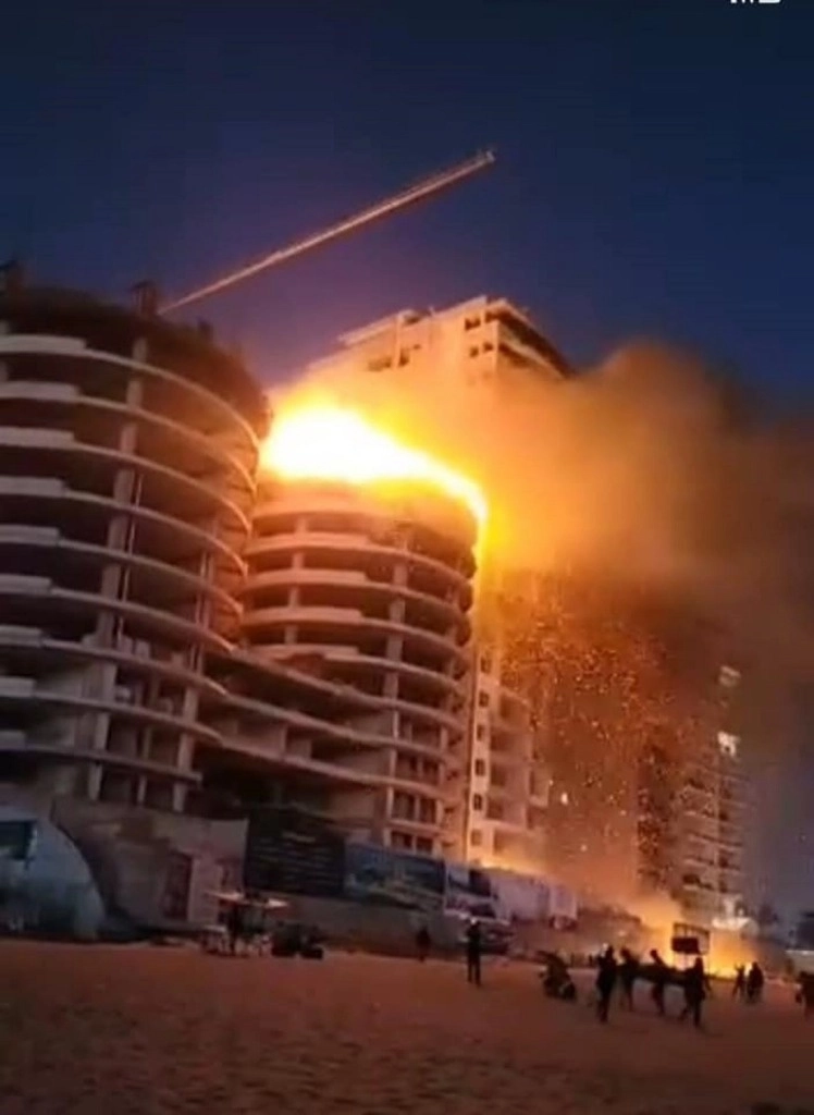 El incendio se reportó en una torre de departamentos en una zona de fraccionamientos privados en Cerritos Playa Brujas, en Mazatlán, Sinaloa. Foto ‘La Jornada’
