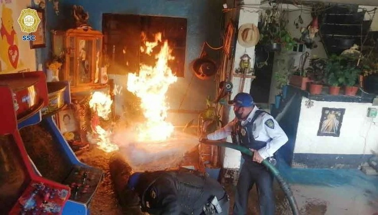Elementos de la SSC de la Ciudad de México controlaron un incendio en una vivienda de la colonia Desarrollo Urbano Quetzalcóatl, en Iztapalapa. Foto cortesía de la SSC