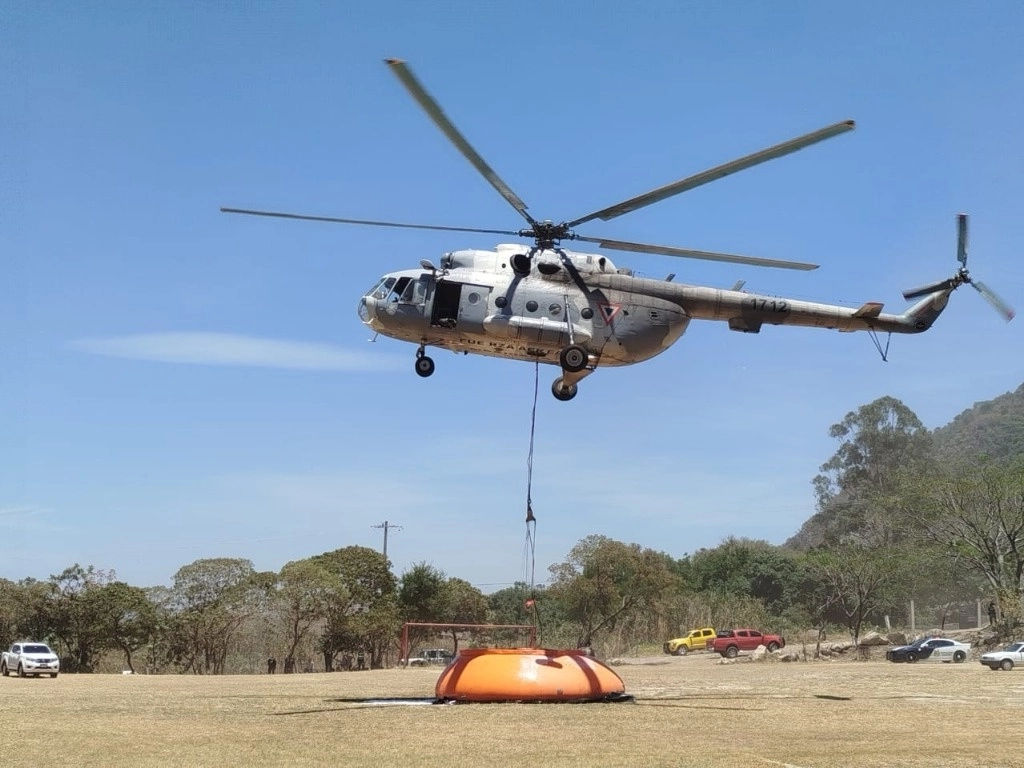 El incendio en la zona protegida de la Sierra de San Juan, Nayarit, fue controlado gracias a la intervención de helicópteros de la Sedena. Foto La Jornada 