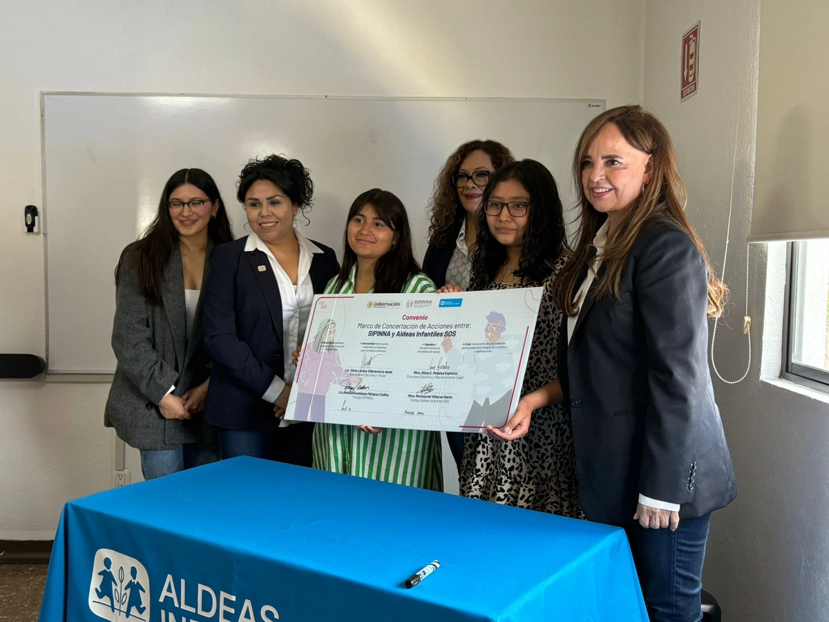 En la firma participaron dos adolescentes que forman parte de la Aldea Ciudad de México. Una de ellas, Leslie, informó que en México 34 por ciento de las adolescentes que inician su vida sexual quedan embarazadas, por ello, consideró que deben mejorarse las políticas públicas y la educación sexual para disminuir esta situación.  Imagen 