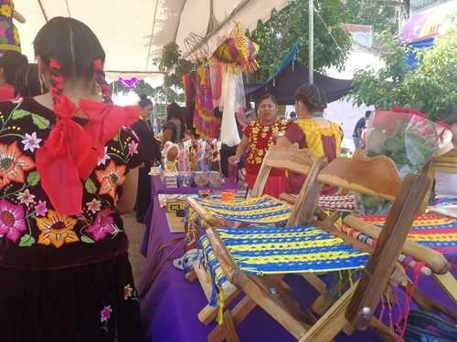 Mujeres zapotecas ofrecen sus artesanías en un mercado de Juchitán, Oaxaca. Foto Diana Manzo/Archivo