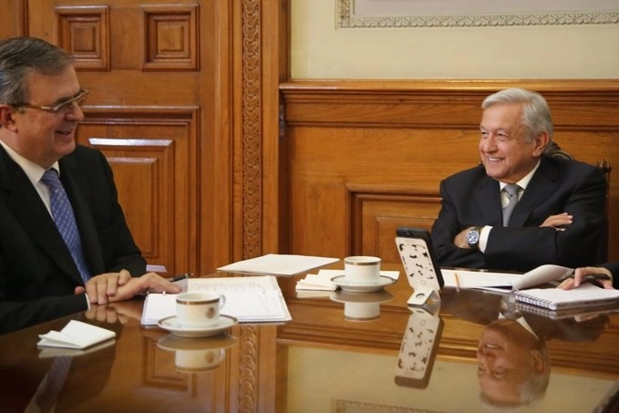 El presidente Andrés Manuel López Obrador (c) y el canciller Marcelo Ebrard (izq) durante la conversación con la vicepresidente de EU, Kamala Harris. Foto tomada de la cuenta de Twitter @lopezobrador_