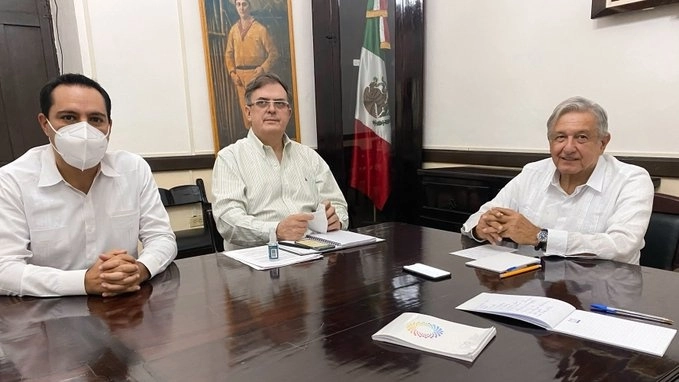 El Presidente estaba acompañado de Marcelo Ebrard y el gobernador de Yucatán, Mauricio Vila. Foto @lopezobrador_