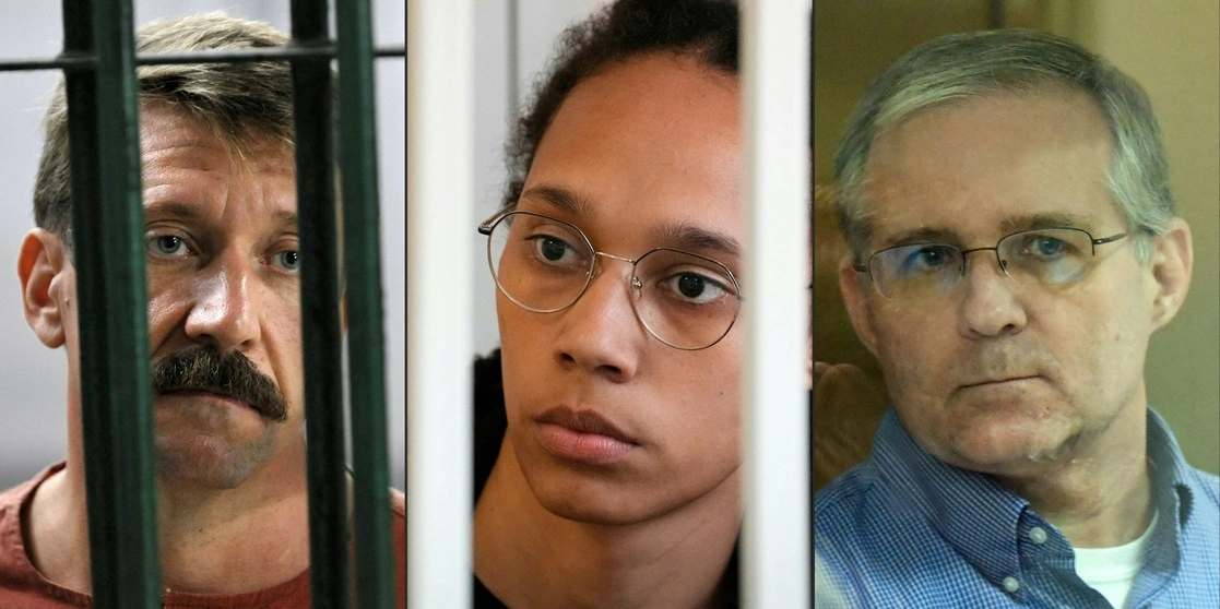 De izquierda a derecha, el presunto traficante de armas ruso Viktor Bout, la estrella del baloncesto femenil Brittney Griner y Paul Whelan, un ex marino estadunidense acusado de espionaje. Foto Afp / Archivo