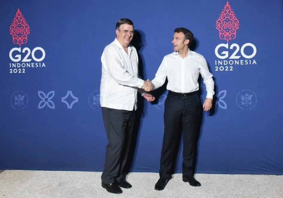 El titular de la SRE, Marcelo Ebrard, con el presidente de Francia, Emmanuel Macron, llegan a cenar al Hotel Sofitel en Nusa Dua, en la isla indonesia de Bali, al margen de la Cumbre del G20, el 14 de noviembre de 2022. Foto tomada del Twitter de @m_ebrard 
