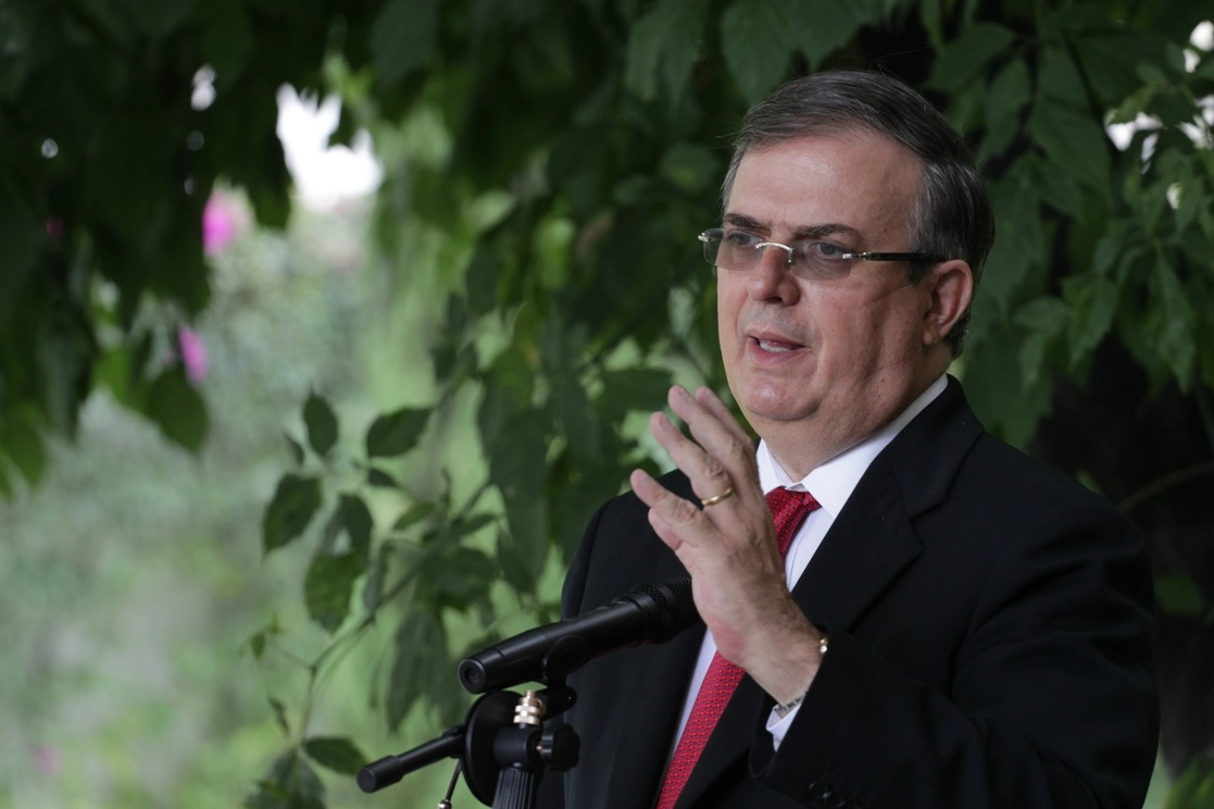 El canciller Marcelo Ebrard tuvo una conversación telefónica con su homólogo guatemalteco, Pedro Brolo, para manifestar el interés de las autoridades mexicanas en esclarecer la muerte de Elvin Mazariegos Pérez. Foto Roberto García Ortiz / Archivo