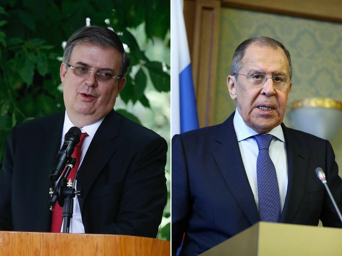 Los cancilleres de México y Rusia, Marcelo Ebrard y Serguéi Lavrov, respectivamente, discutieron a través de una llamada telefónica sobre diversos temas, entre ellos, la llegada al país de la vacuna Sputnik V. Fotos Cristina Rodríguez y Ministerio de Exteriores de Rusía vía Afp / Archivo