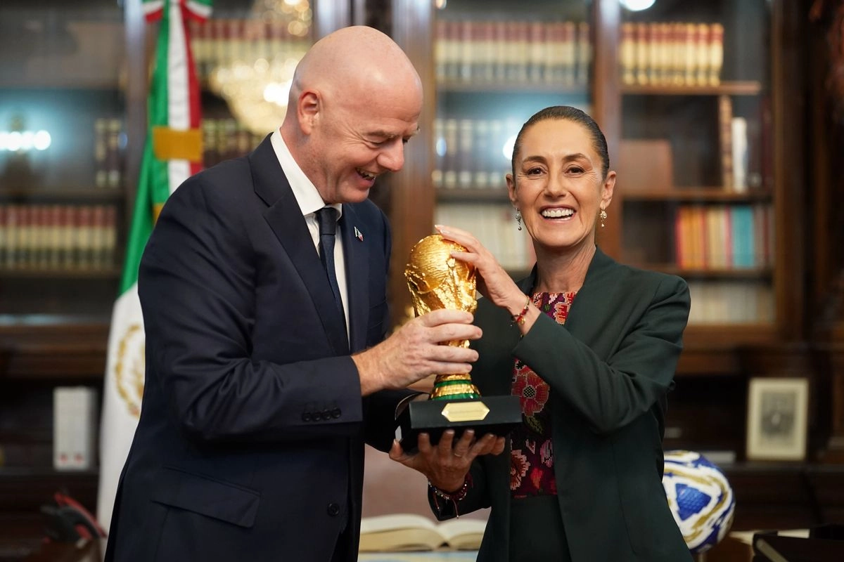 La presidenta Claudia Sheinbaum Pardo (der) sostiene una réplica del trofeo de la Copa del Mundo junto con el presidente de la FIFA, Gianni Infantino (izq). Foto tomada de la cuenta de X 