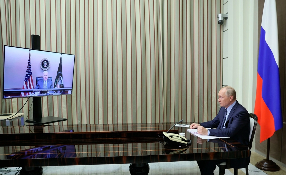 El presidente ruso Vladimir Putin durante sus conversaciones con el presidente estadounidense Joe Biden en la residencia Bocharov Ruchei. Foto Ap