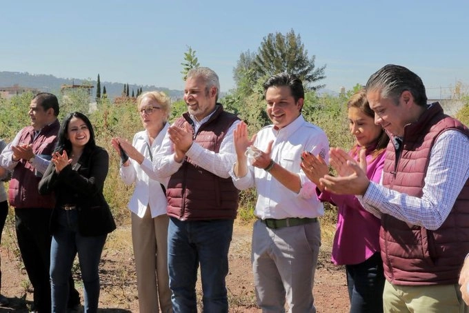 Autoridades del gobierno de Michoacán celebran la desincorporación del terreno donde se construirán oficinas del IMSS. Foto @GobMichoacan