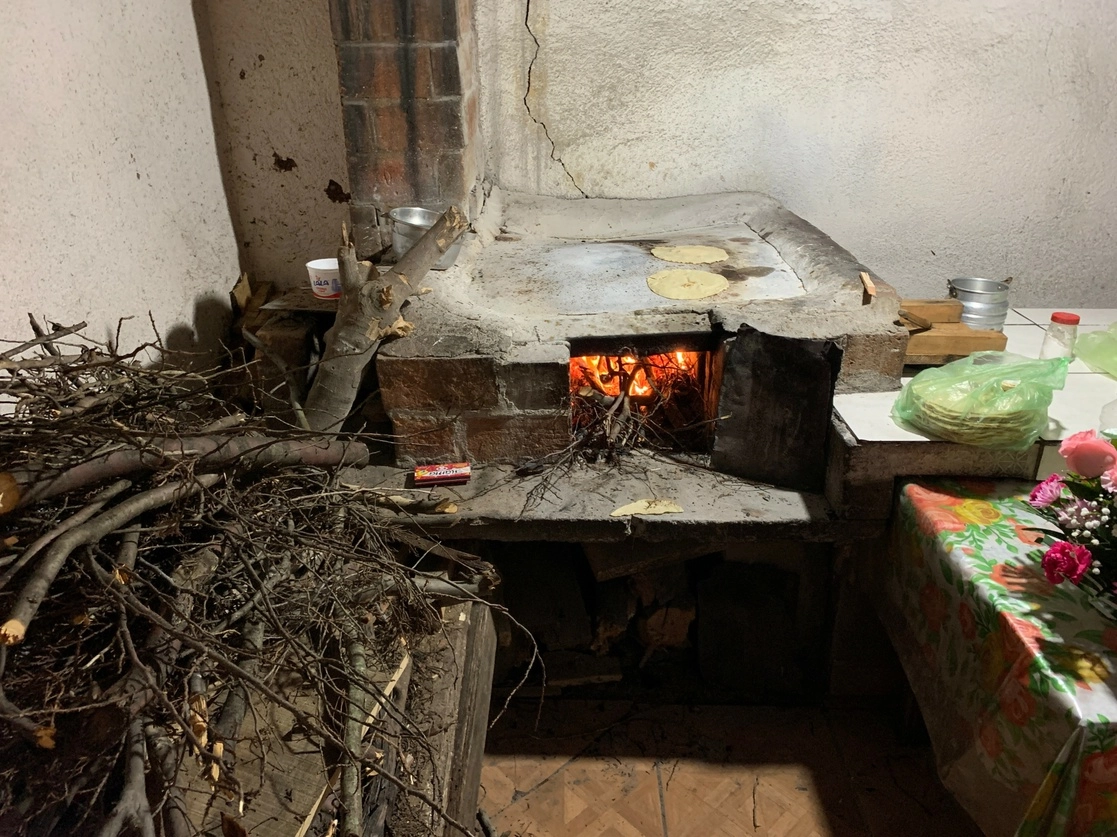 Para su proyecto más reciente, el colectivo La Comuna: Suelo Vivo trabajó por primera vez con comunidades rurales asentadas en diferentes regiones de la República como La Joya, en Hidalgo; Zautla y Santa María Sotoltepec, en Puebla, y Epunguio e Irimbo, en Michoacán, donde utilizan asadores de concreto (imagen). Foto cortesía de la agrupación