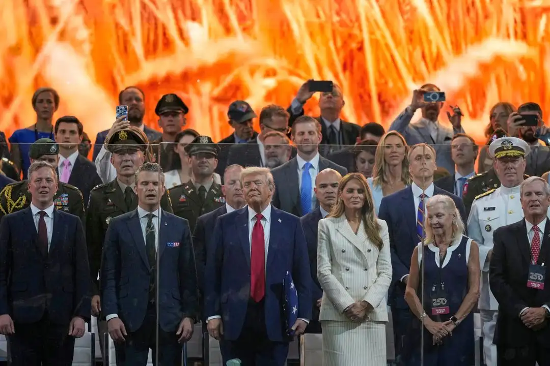 Donald Trump (centro) durante su discurso por el 250 aniversario del ejército de EU. Foto
