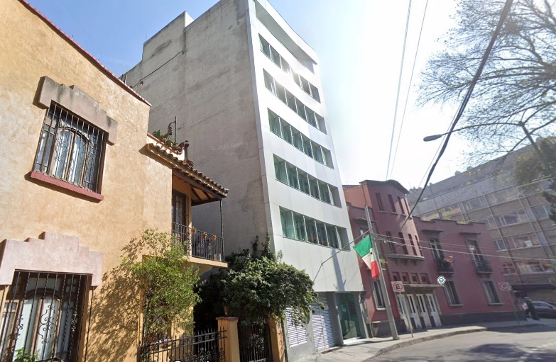 La desaparecida Dirección Federal de Seguridad se ubicaba en la extinta Dirección Federal de Seguridad ubicaba en Circular de Morelia número 8, colonia Roma Norte, alcaldía Cuauhtémoc, en la Ciudad de México. Imagen tomada de Google Maps