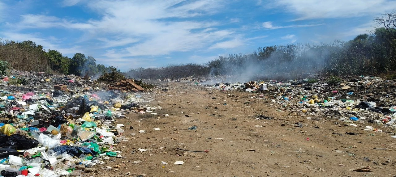 La ciudadanía sigue recurriendo a la antigua práctica de dejar las bolsas de basura al paso carretero o donde se pueda pero menos en casa.
