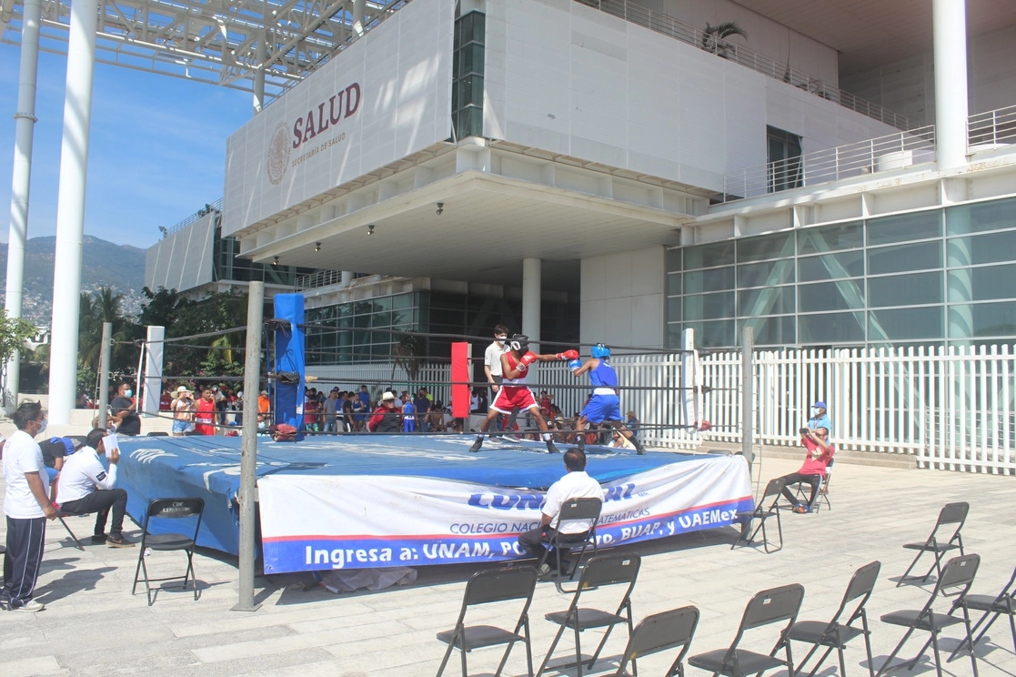 Explanada del Edificio Inteligente, que desde principios de octubre pasado alberga las oficinas de la Secretaría de Salud federal. Foto Héctor Briseño