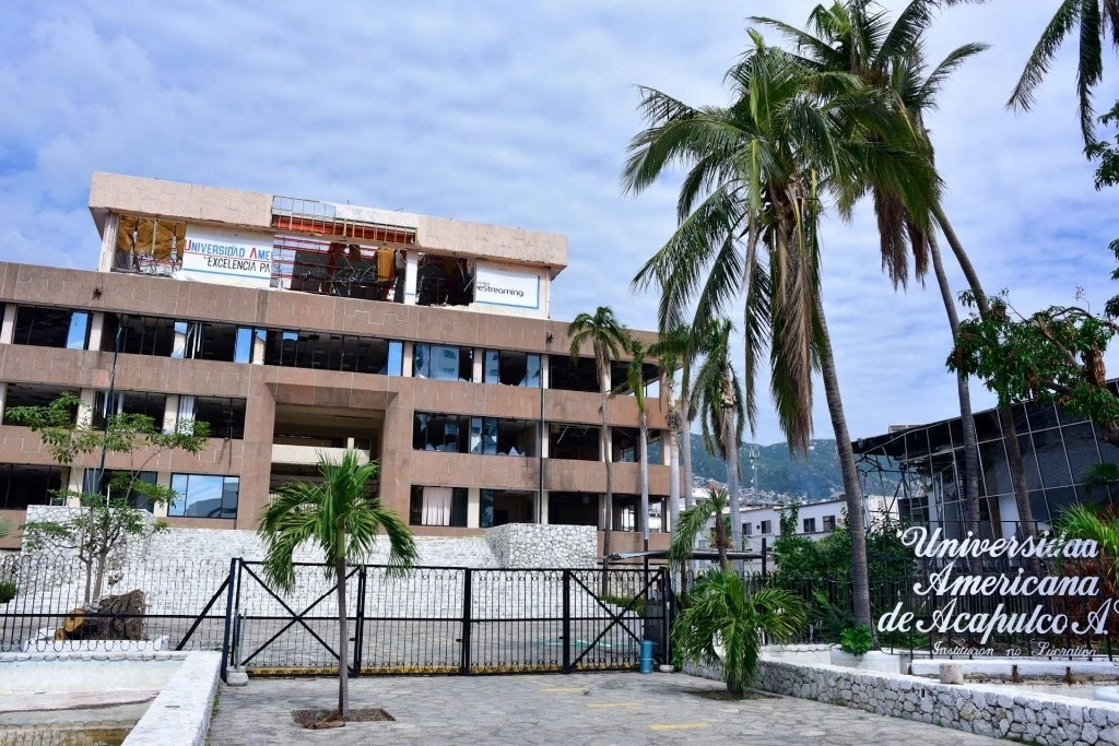 Instalaciones de la Universidad Americana de Acapulco anunció su cierre debido a las afectaciones que sufrió por el huracán 'Otis'. Foto Cuartoscuro 