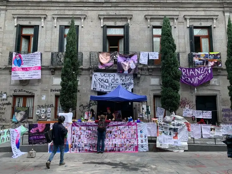 Mujeres de diversos colectivos mantienen ‘tomadas’ las instalaciones de la CNDH, ubicadas en el Centro Histórico de la CDMX, el 7 de septiembre de 2020. Foto María Luisa Severiano