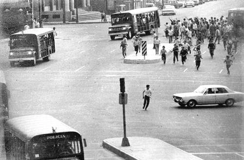 Ataque de los llamados halcones en contra de estudiantes, ocurrido el 10 de junio de 1971 en la ciudad de México. Foto archivo personal de Paco Ignacio Taibo
