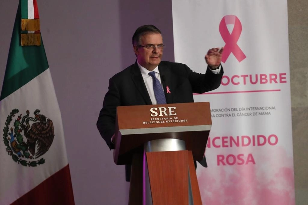 El canciller Marcelo Ebrard durante la ceremonia por el Día Internacional de lucha contra el Cáncer de mama. Foto Roberto García