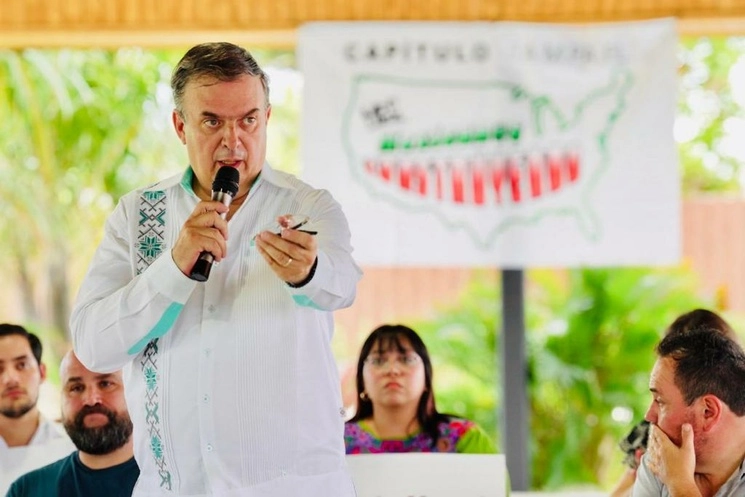 Marcelo Ebrard durante su encuentro con connacionales de Florida. Foto Especial 