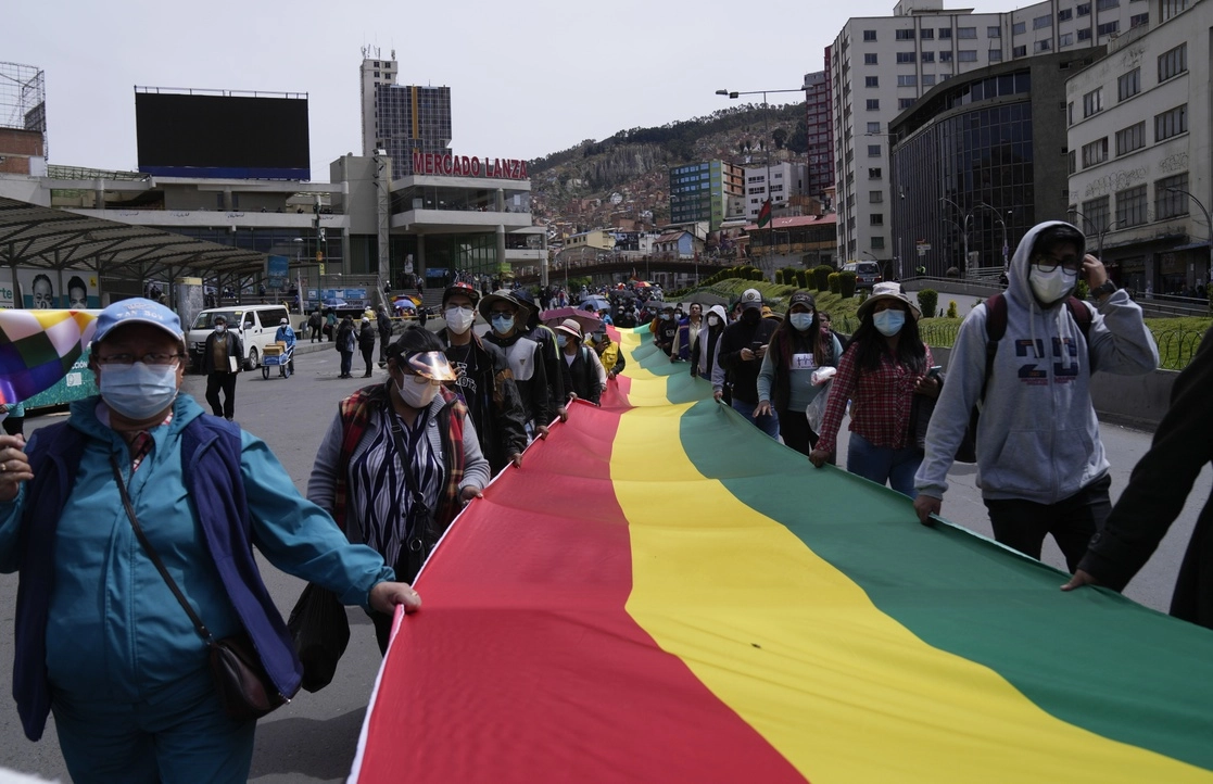 Vendedores ambulantes marcharon ayer en La Paz, Bolivia, contra un proyecto de ley promovido por el gobierno del presidente Luis Arce para combatir el lavado de dinero y la evasión fiscal. Foto Ap