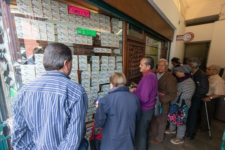 Expendio de la lotería nacional sobre la calle Venustiano Carranza, en la Ciudad de México, donde se venden también los boletos para la rifa del avión presidencial, el 10 de marzo pasado. Foto Pablo Ramos