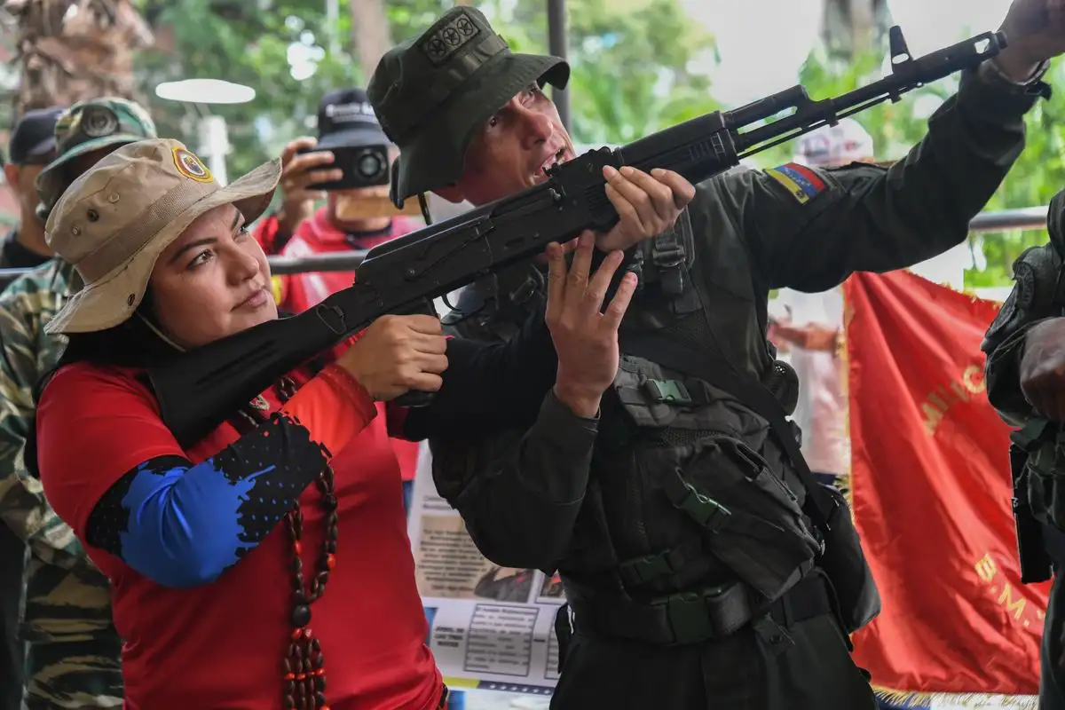 Efectivos de los cuatro componentes de la Fuerza Armada Nacional Bolivariana acudieron a los barrios en todos los estados para continuar el adiestramiento de los voluntarios en manejo de armas, estrategia militar, defensa personal y primeros auxilios. Foto