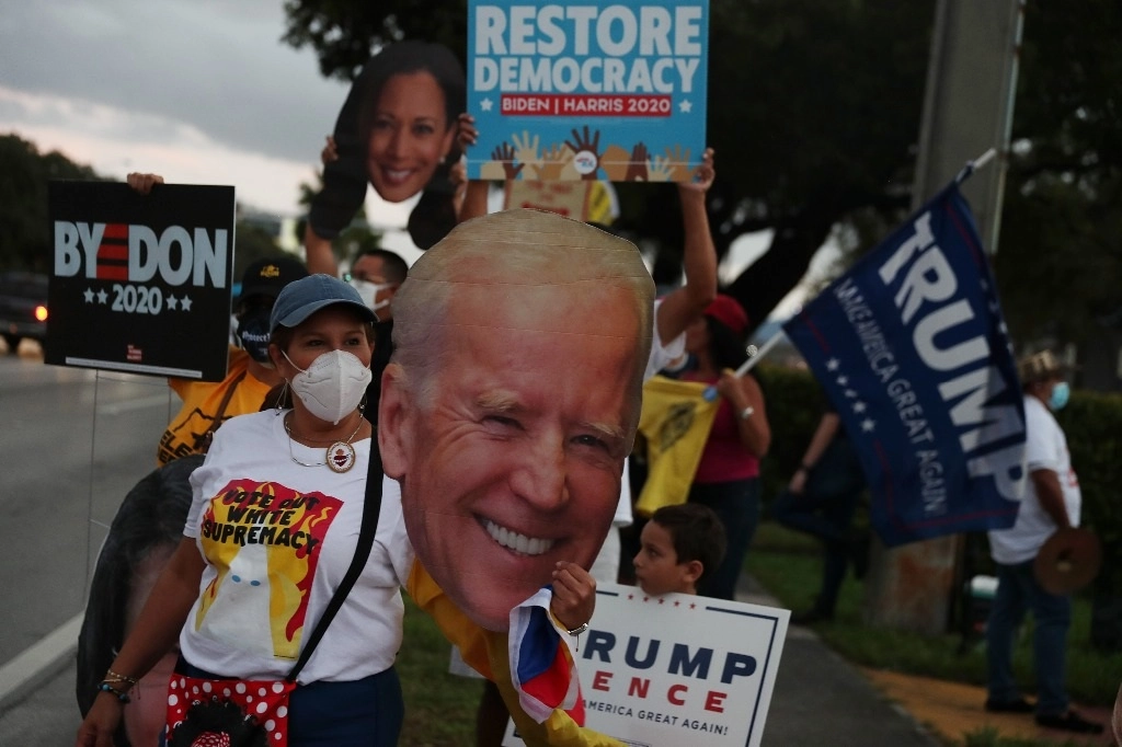 Seguidores de Joe Biden muestran su apoyo fuera del Departamento de Elecciones del Condado de Miami-Dade el 3 de noviembre de 2020 en Doral, Florida. Foto Afp