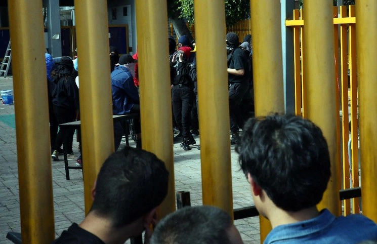 Alumnos observan a paristas dentro de la Preparatoria 9 el pasado. Foto Jesús Villaseca