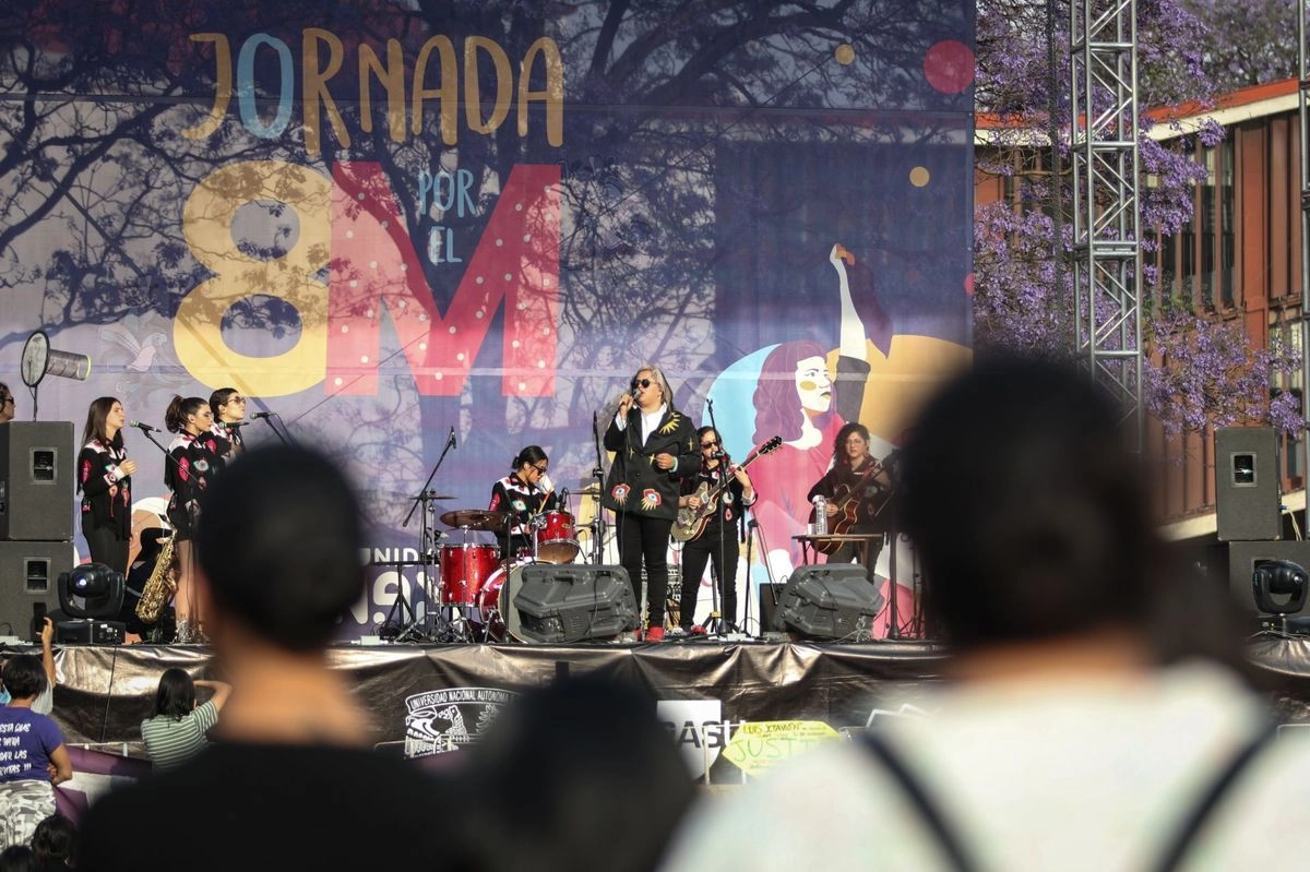 Vivir Quintana, cantante y autora de 'Vivir sin miedo', símbolo del movimiento feminista en México,  durante un concierto en las islas de Ciudad Universitaria. 