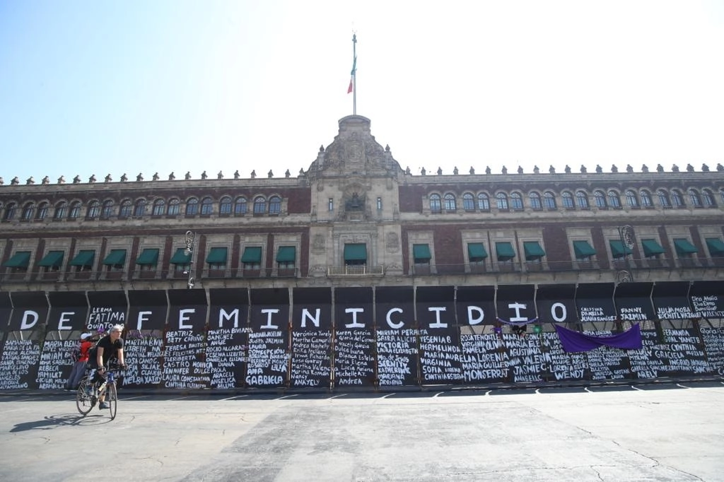 Mujeres intervinieron las vallas metálicas colocadas frente a Palacio Nacional con los nombres de víctimas de feminicidio, el 7 de marzo de 2021. Foto María Luisa Severiano