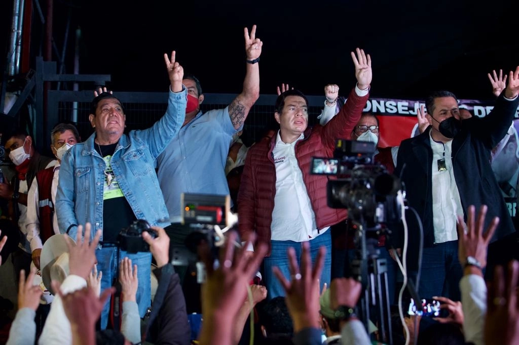 Félix Salgado Macedonio, Ricardo Peralta y Mario Delgado, presidente nacional de Morena, momentos después de que el Instituto Nacional Electoral ratificó el retiro de candidaturas al guerrerense y al michoacano Raúl Morón. Foto Roberto García Ortiz