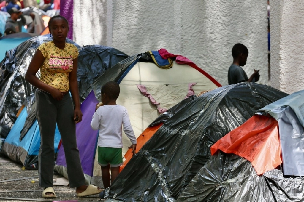 Durante un campamento improvisado por migrantes haitianos, venezolanos y algunos centroamericanos en la Plaza Giordano Bruno, en la colonia Juárez, en la alcaldía Cuauhtémoc de la Ciudad de México. Foto Roberto García Ortiz / Archivo 