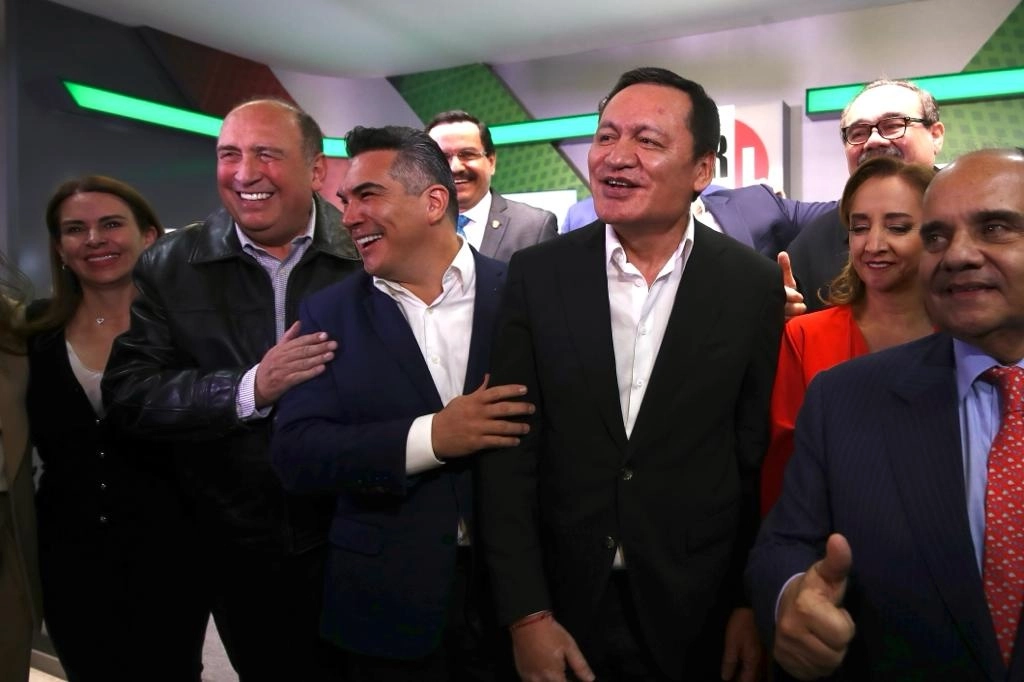 El dirigente nacional del PRI, Alejandro Moreno (c,der) junto con el coordinador de los senadores del tricolor, Miguel Ángel Osorio Chong (c,der). Foto Yazmín Ortega