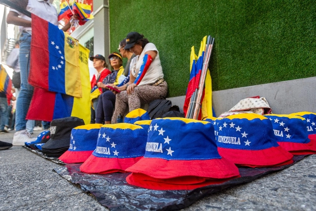 Varias personas durante la concentración contra el Gobierno de Nicolás Maduro antes de su toma de posesión como presidente de Venezuela en Caracas. Foto Europa Press /Archivo