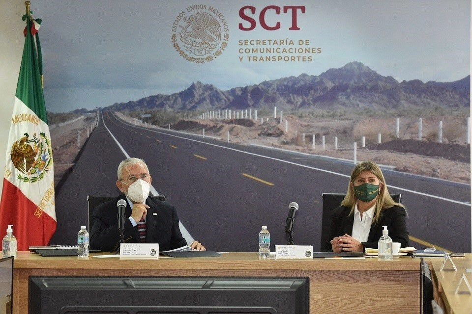 Representantes de Huawei en colaboración con la Secretaría de Comunicaciones. Foto La Jornada