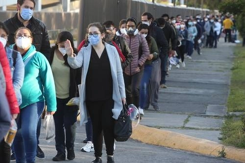 Cientos de aspirantes a residencias médicas hicieron largas filas ataviados con protecciones contra el Covid. Foto José Antonio López