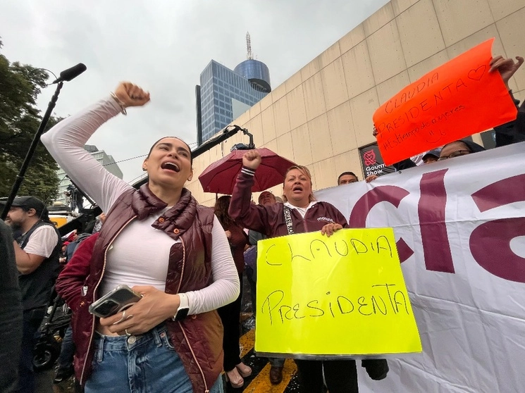 La pertinaz lluvia no impidió que cientos de personas se reunieran en los alrededores del World Trade Center para felicitar a la ex jefa de Gobierno. Foto Luis Castillo

