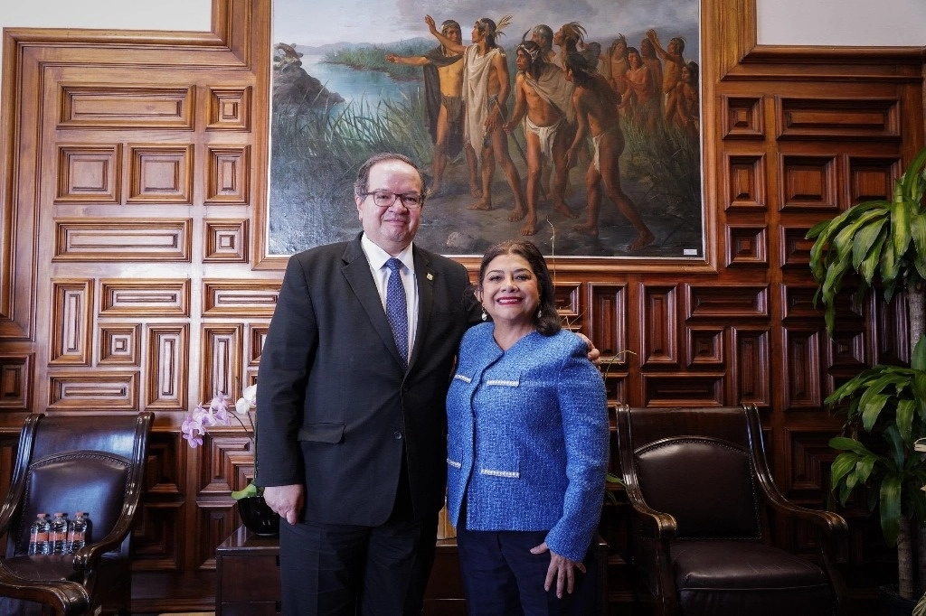 El rector de la UNAM, Leonardo Lomelí, y la jefa de Gobierno de la Ciudad de México, Clara Brugada, conversaron sobre la importancia de integrar una agenda común que permita colaborar en la recuperación y el mejoramiento de espacios históricos de la capital. También acordaron buscar alianzas para atender fenómenos sociales y problemas ambientales. Foto ‘La Jornada’