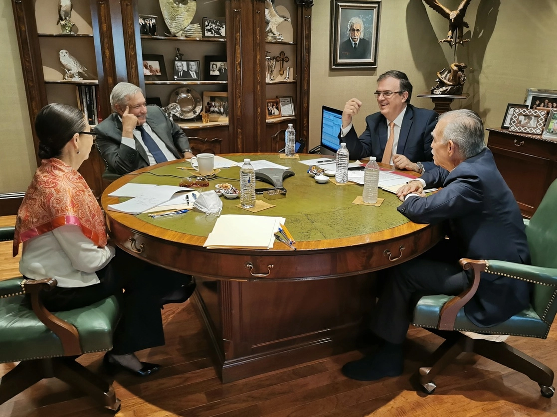El mandatario mexicano conversó vía telefónica con el demócrata, con quien trató también el tema de la migración. Foto Twitter @lopezobrador_