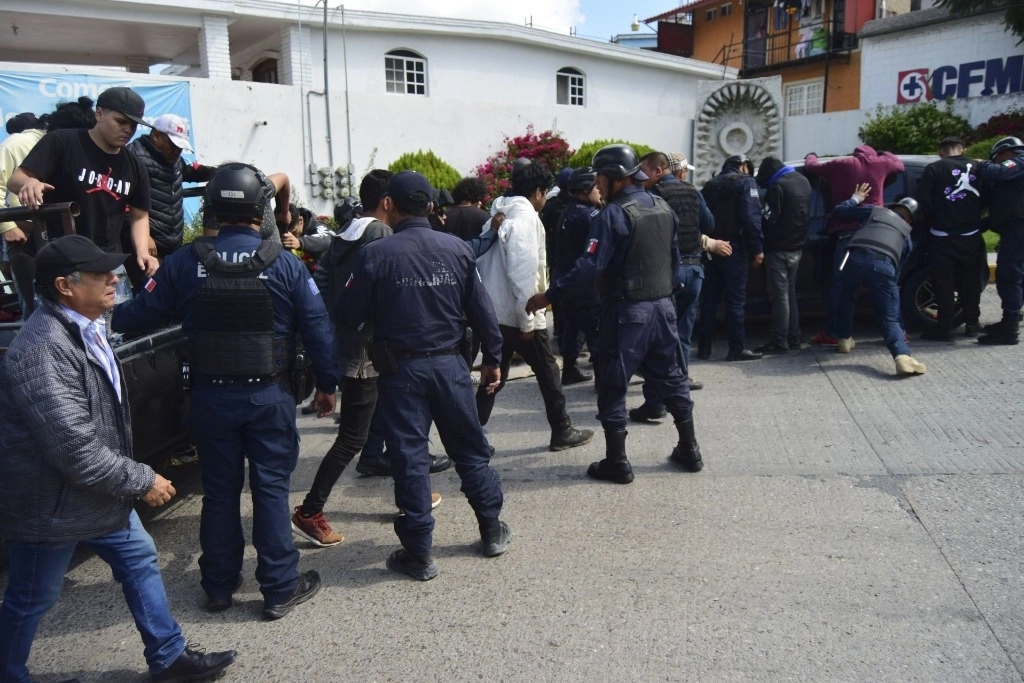 El pasado lunes se registraron confrontaciones entre grupos que mantienen una disputa legal en la planta cementera Cruz Azul, ubicada en Tula, Hidalgo. Foto Cuartoscuro